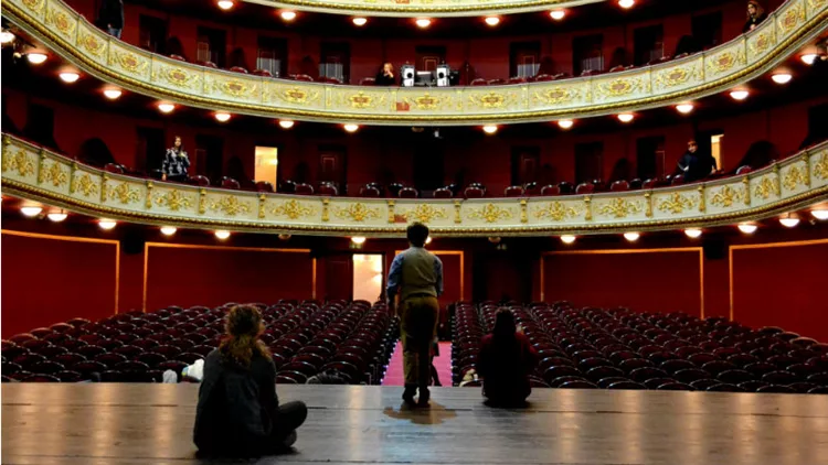 Μόνο εμβολιασμένοι ή και με rapid test θα πάμε στο θέατρο;